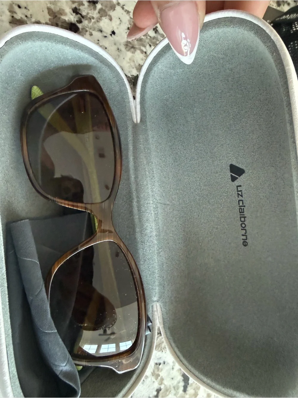 Liz Claiborne Cream Hard-Shell VR Accessory Case with Logo
